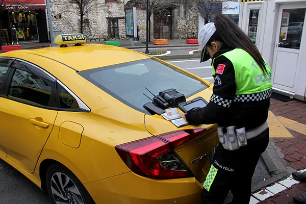 Trafik kontrolü. Trafik cezası yazan kadın polis.